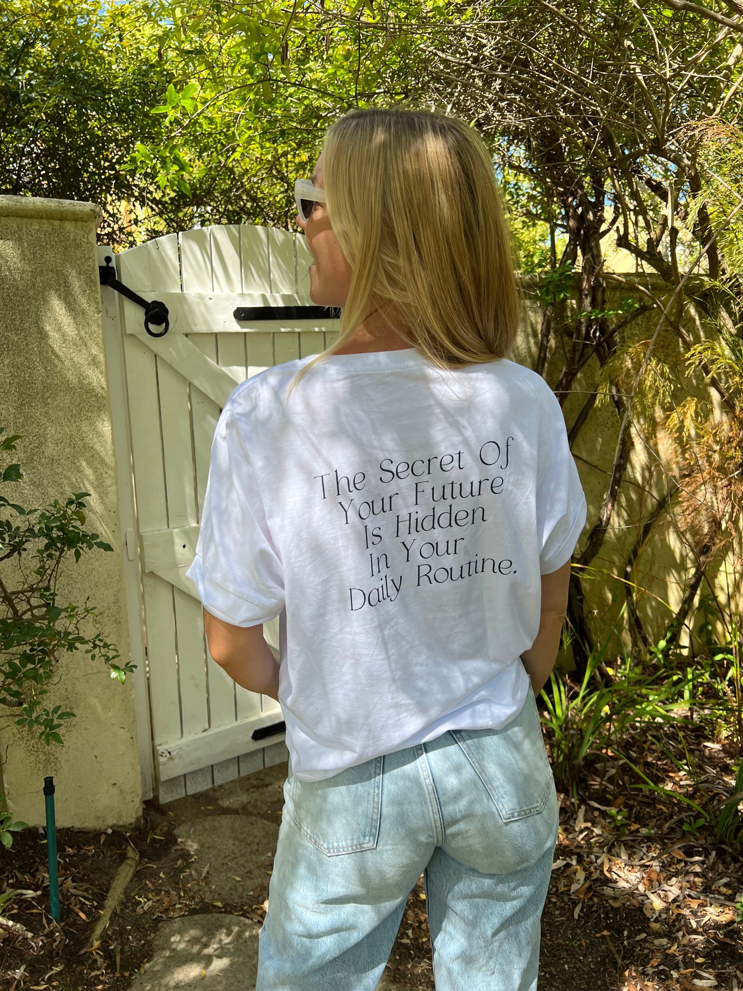 THE LIFE BARN The Secret Of Your Future Is Hidden In Your Daily Routine T-Shirt weiß
