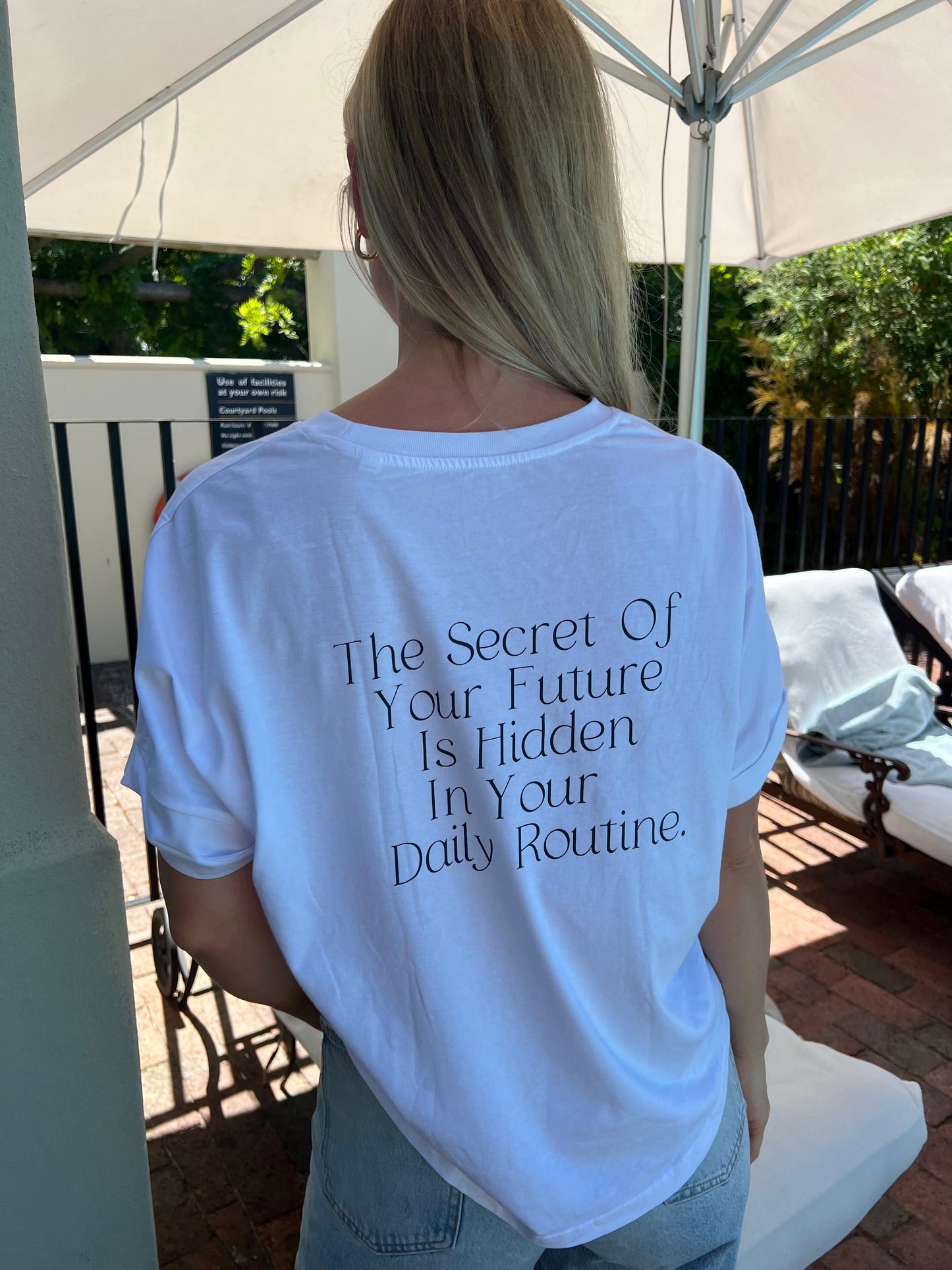 THE LIFE BARN The Secret Of Your Future Is Hidden In Your Daily Routine T-Shirt weiß