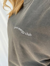 Lade das Bild in den Galerie-Viewer, THE LIFE BARN Good Energy Club T-Shirt grau
